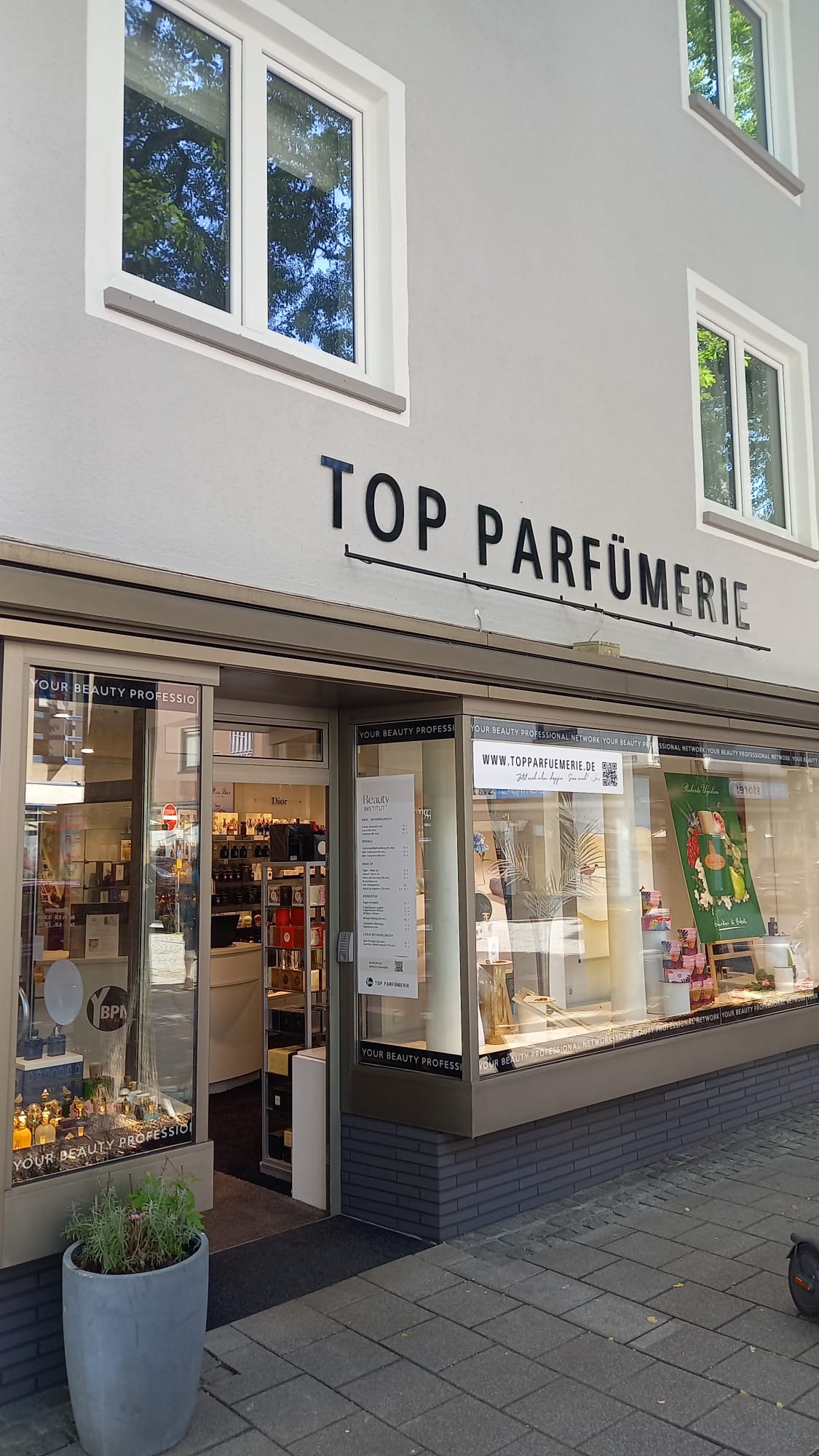 top-Parfümerie mit Kosmetikstudio