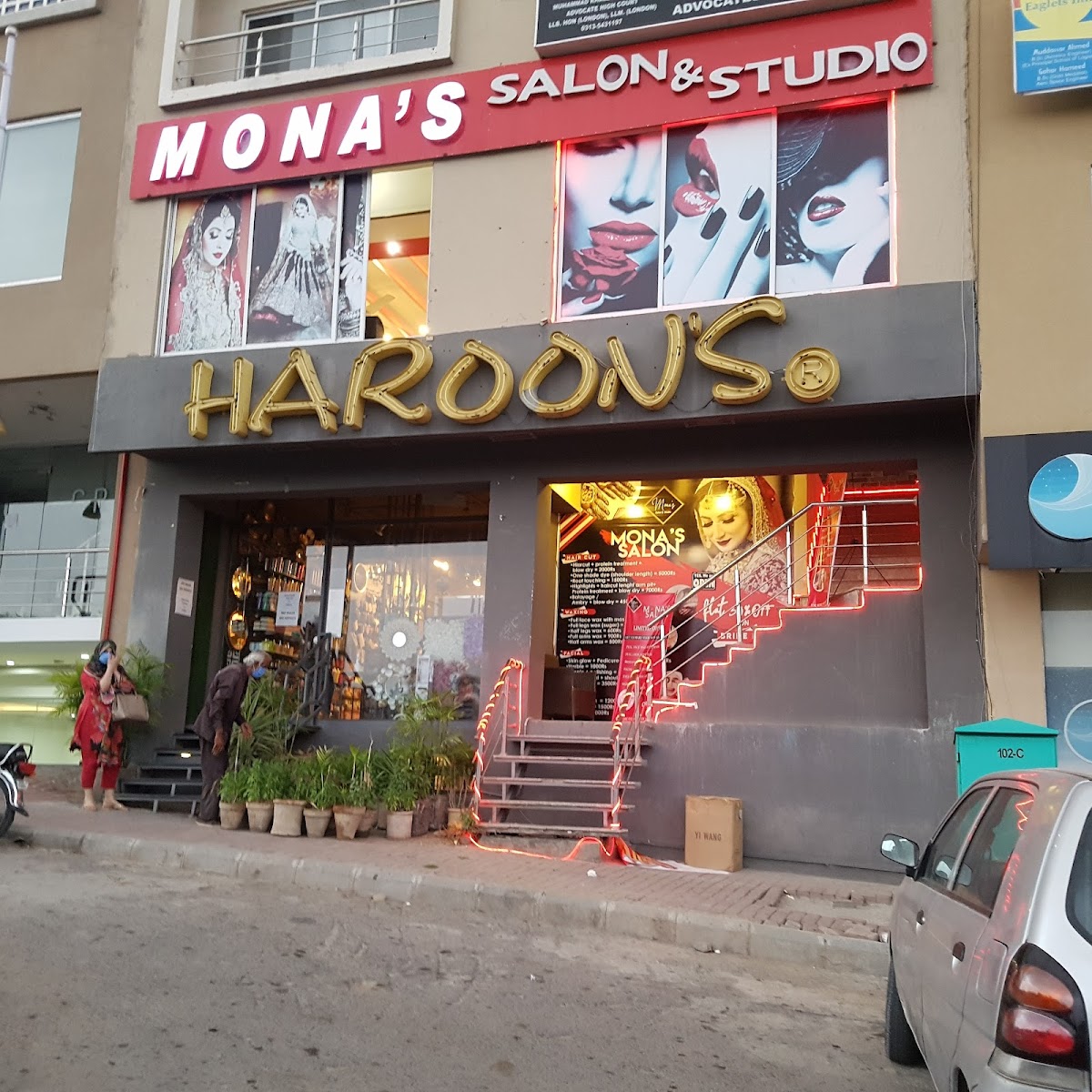 Mona's Salon & Studio