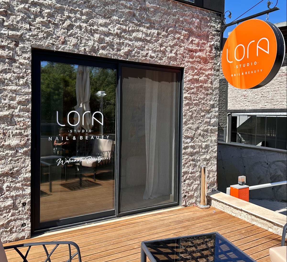 Lora - Beauty & Nail