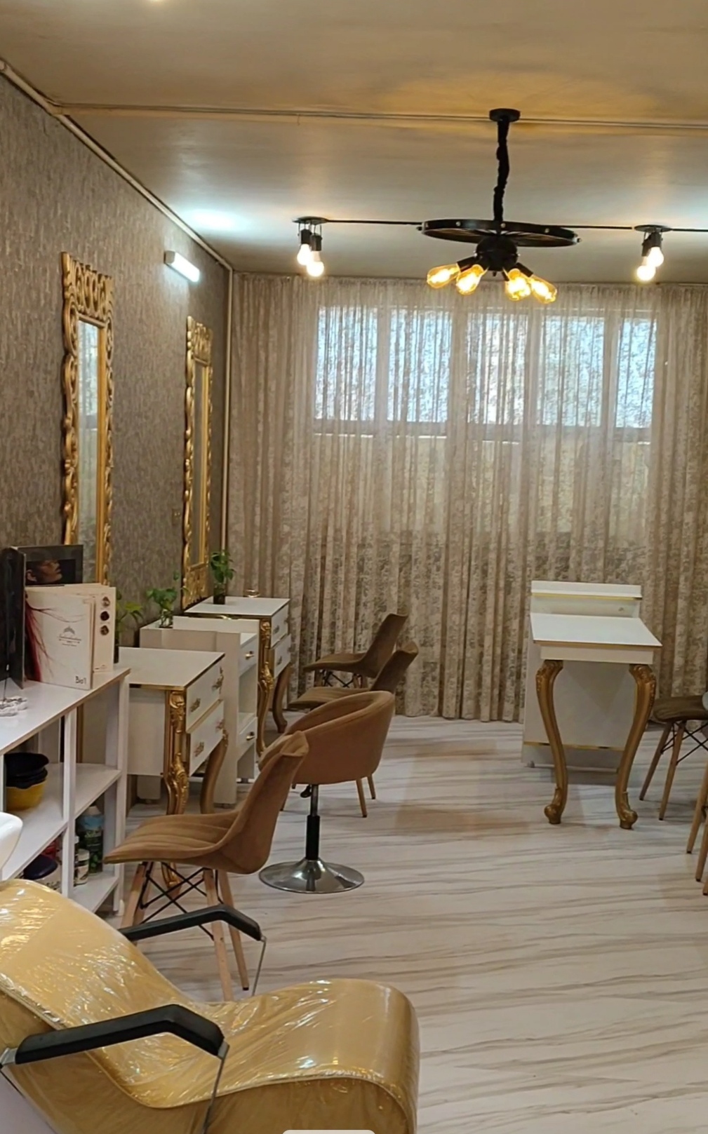 Salon Zibaei Emarat Talai Lagziyan