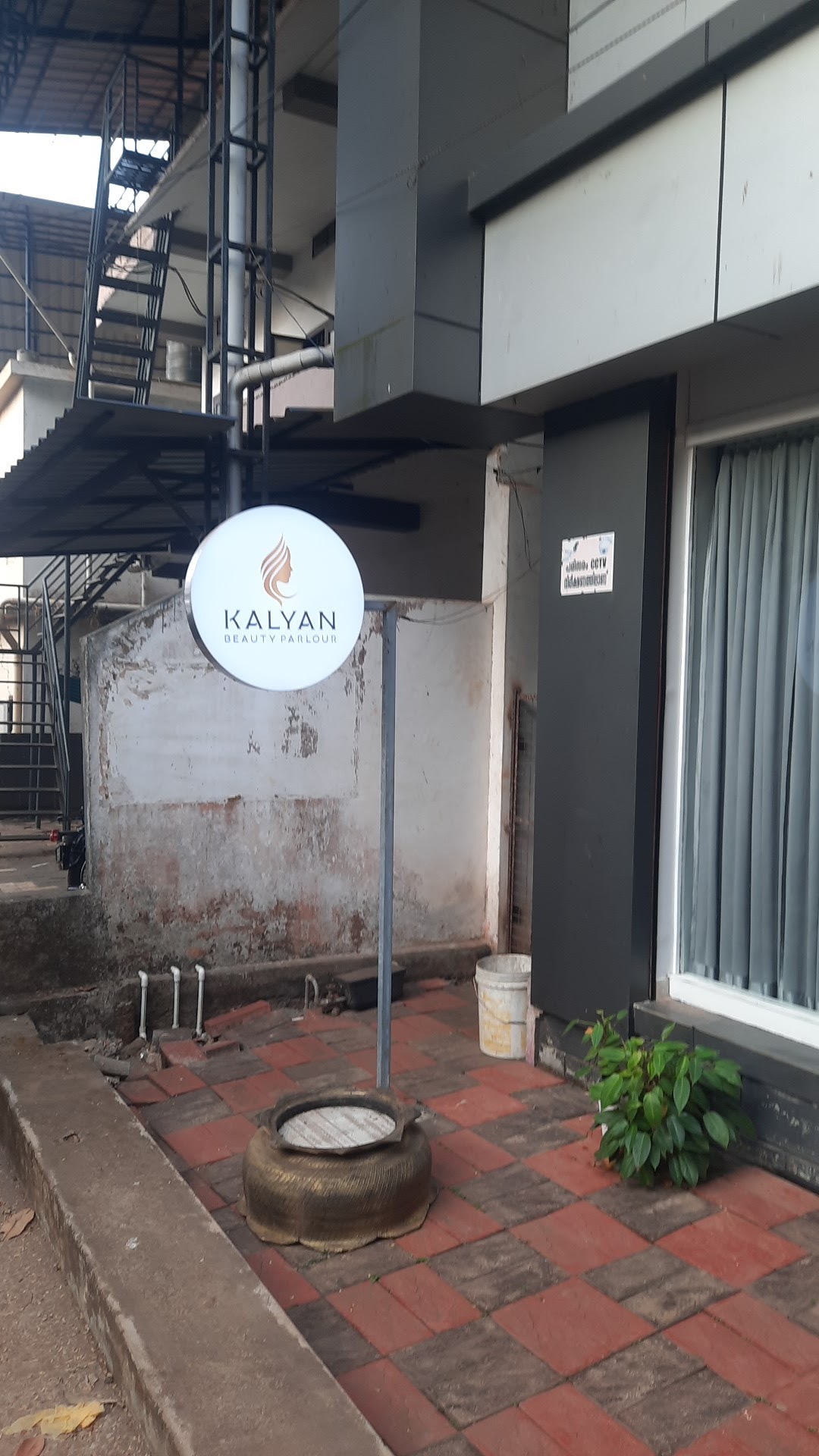 Kalyan Beauty Parlour