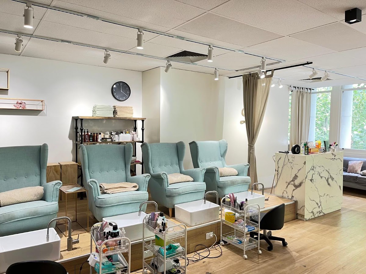 Ronnie Beauty Studio