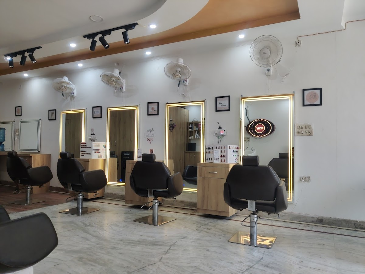 Hair Tech Unisex Salon & Makeup Studio