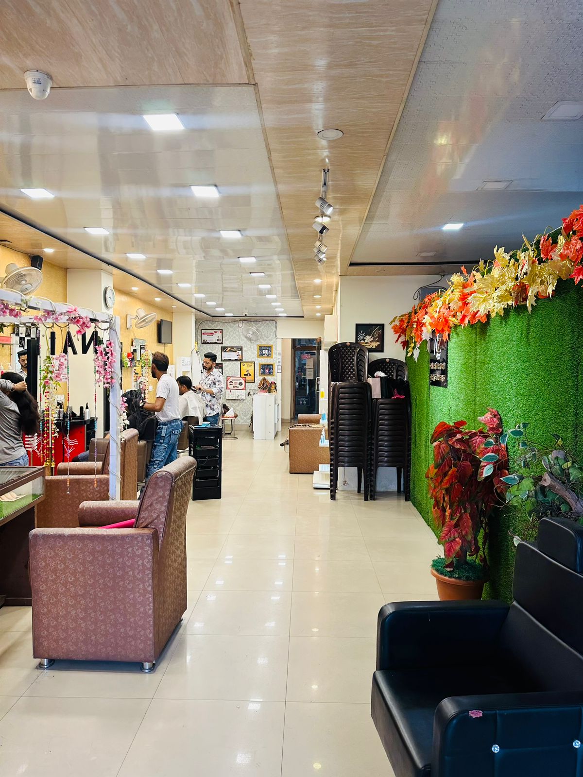 Head Zone Unisex Salon and Academy