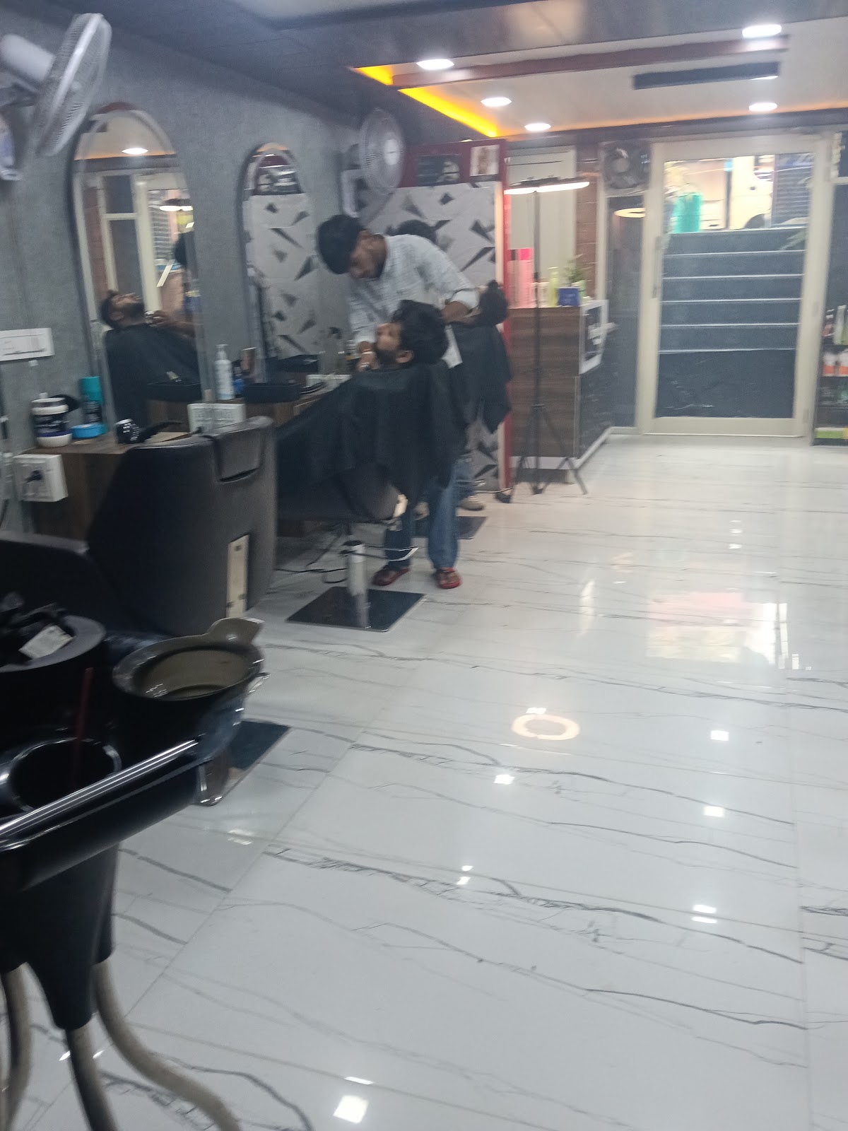 Perfect Makeover Unisex Salon