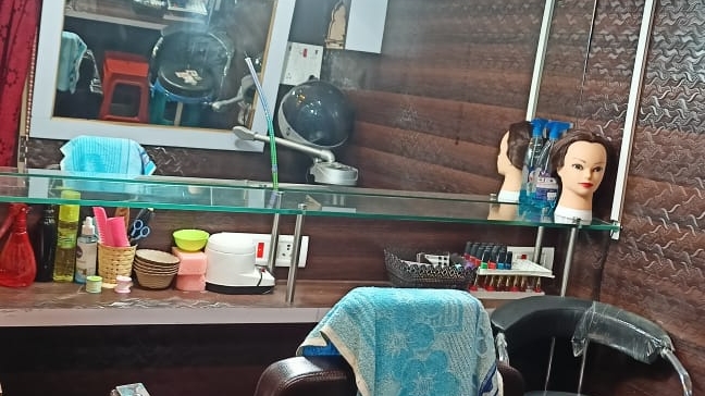LUCKY AC BEAUTY PARLOR