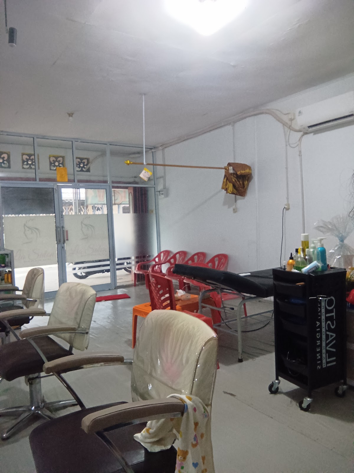 Lia Salon