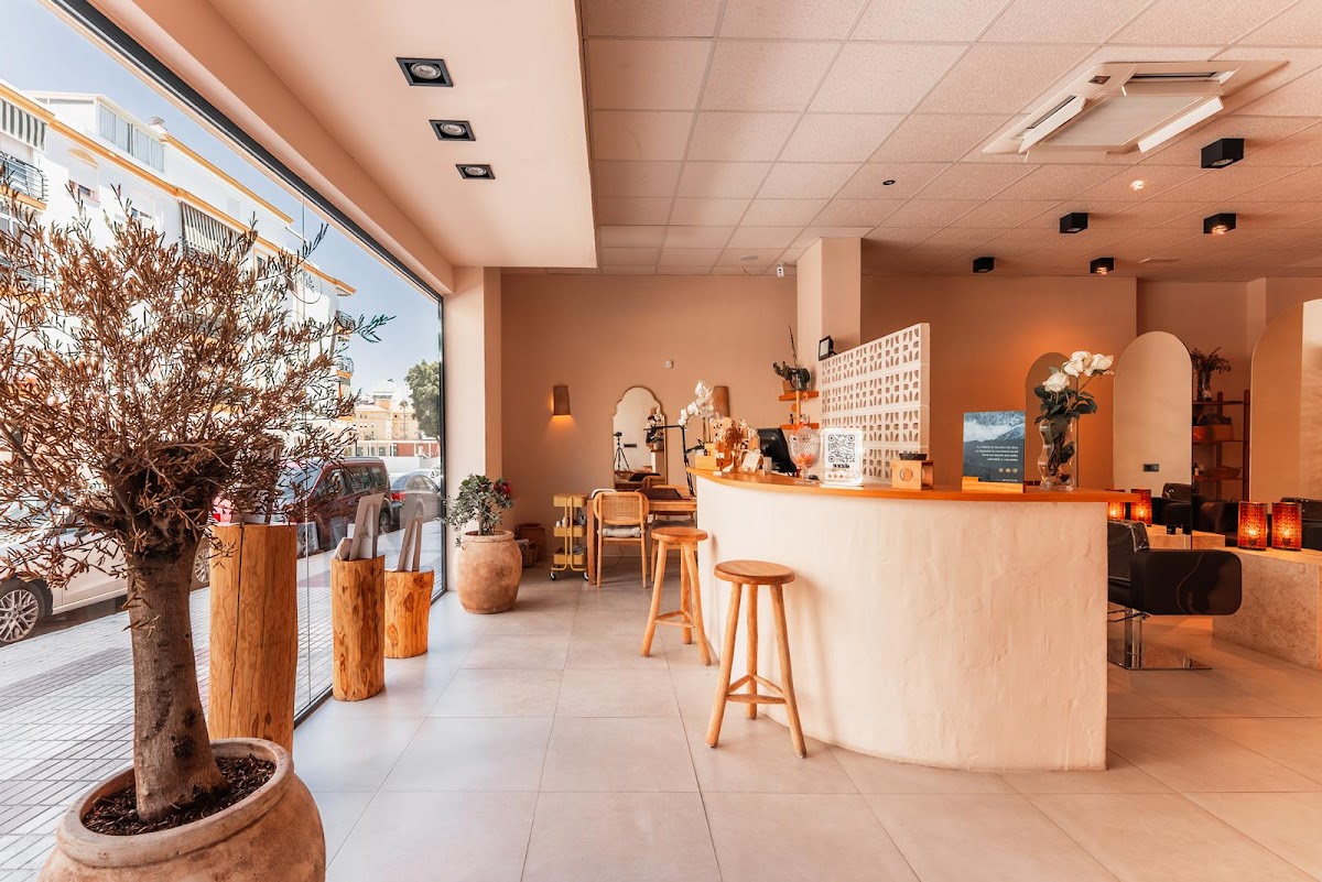 SECRETOS DEL AGUA. PELUQUERÍA Y ESTÉTICA. ARES SALÓN BOUTIQUE.