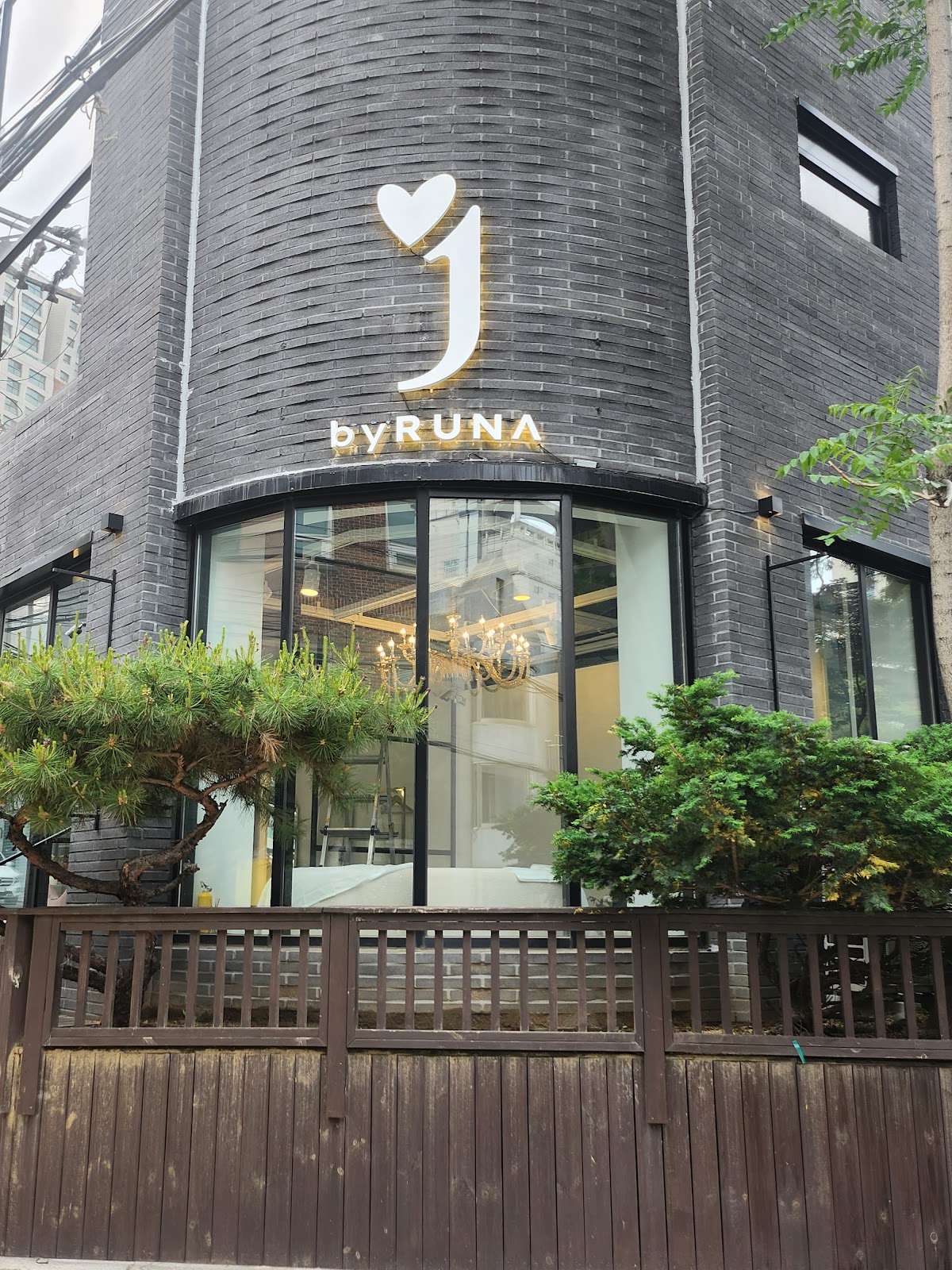 J BY RUNA