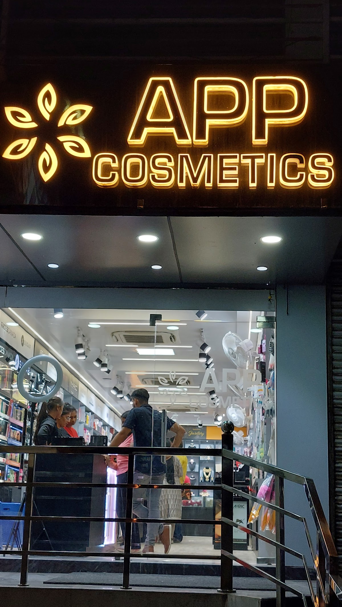 App Cosmetics Center