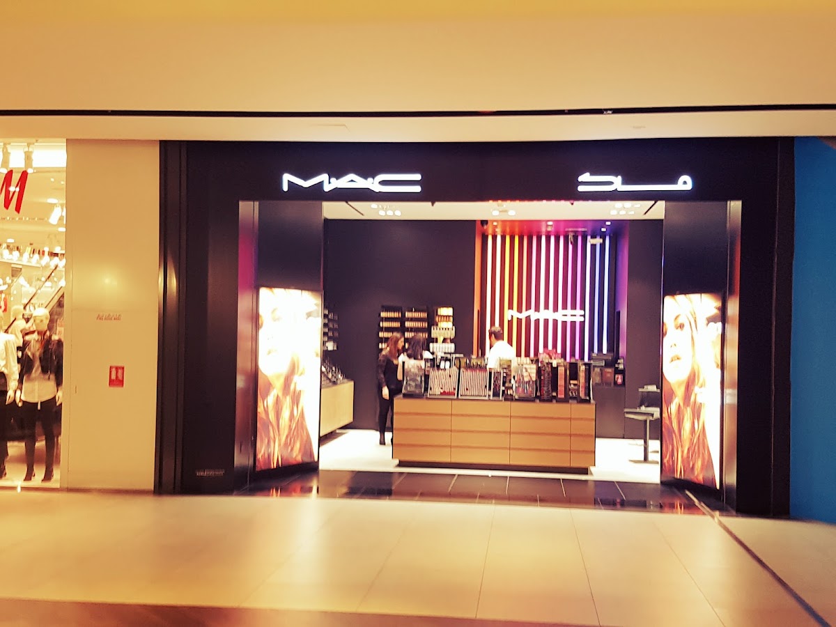 M.A.C (Make-Up Art Cosmetics)