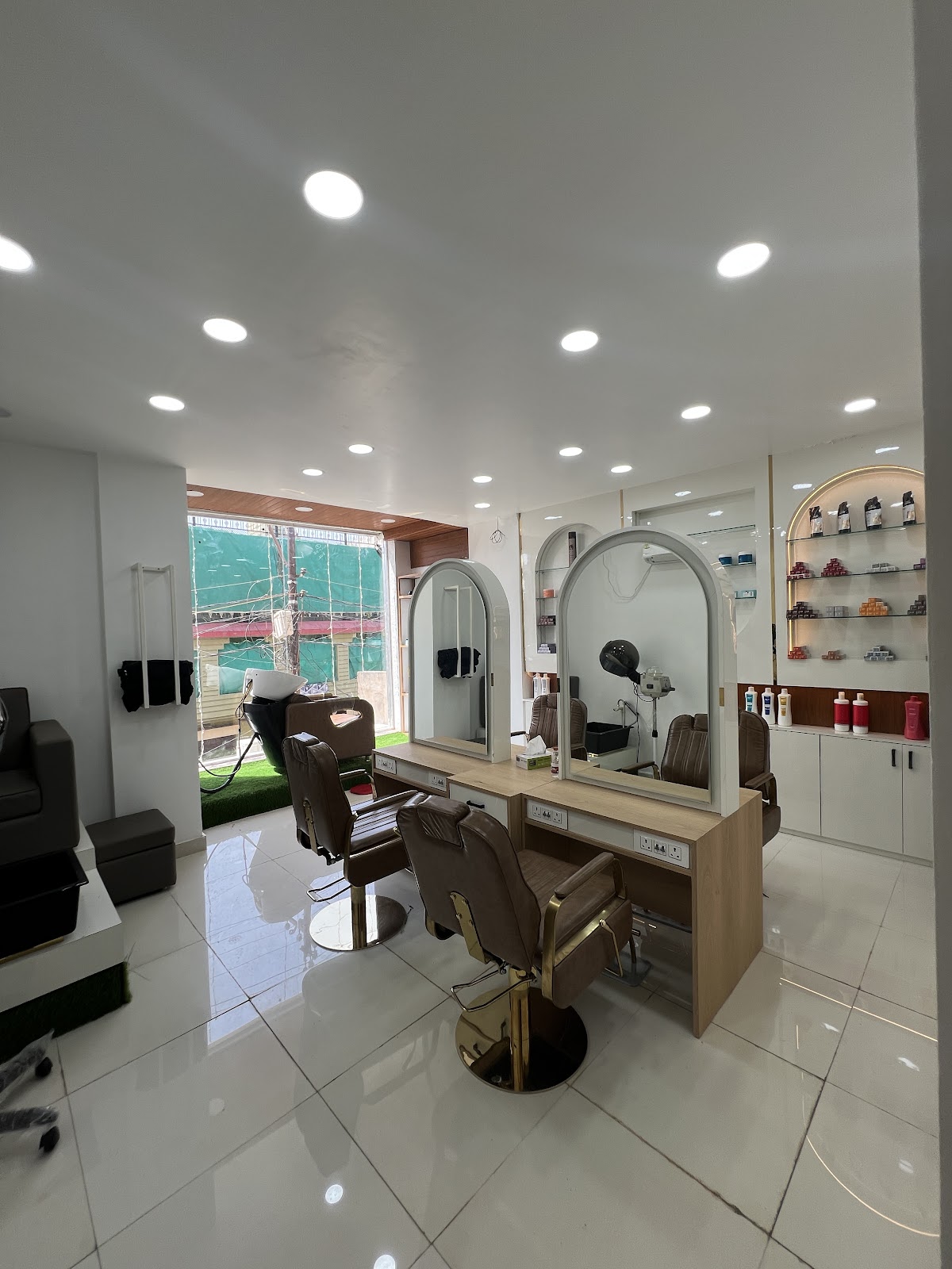 Kanhaiya Scissors Luxury Saloon