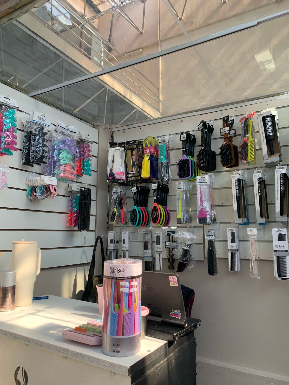 Salon Essentials - Cosmeticos y mas