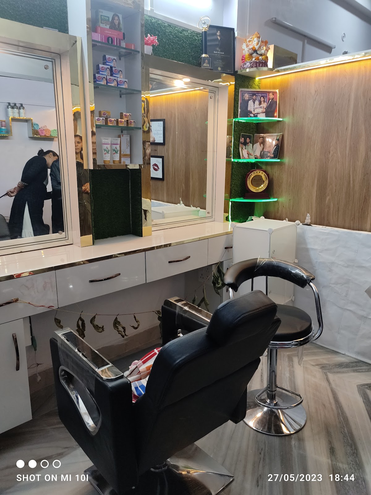 Looks beauty parlour kuthond