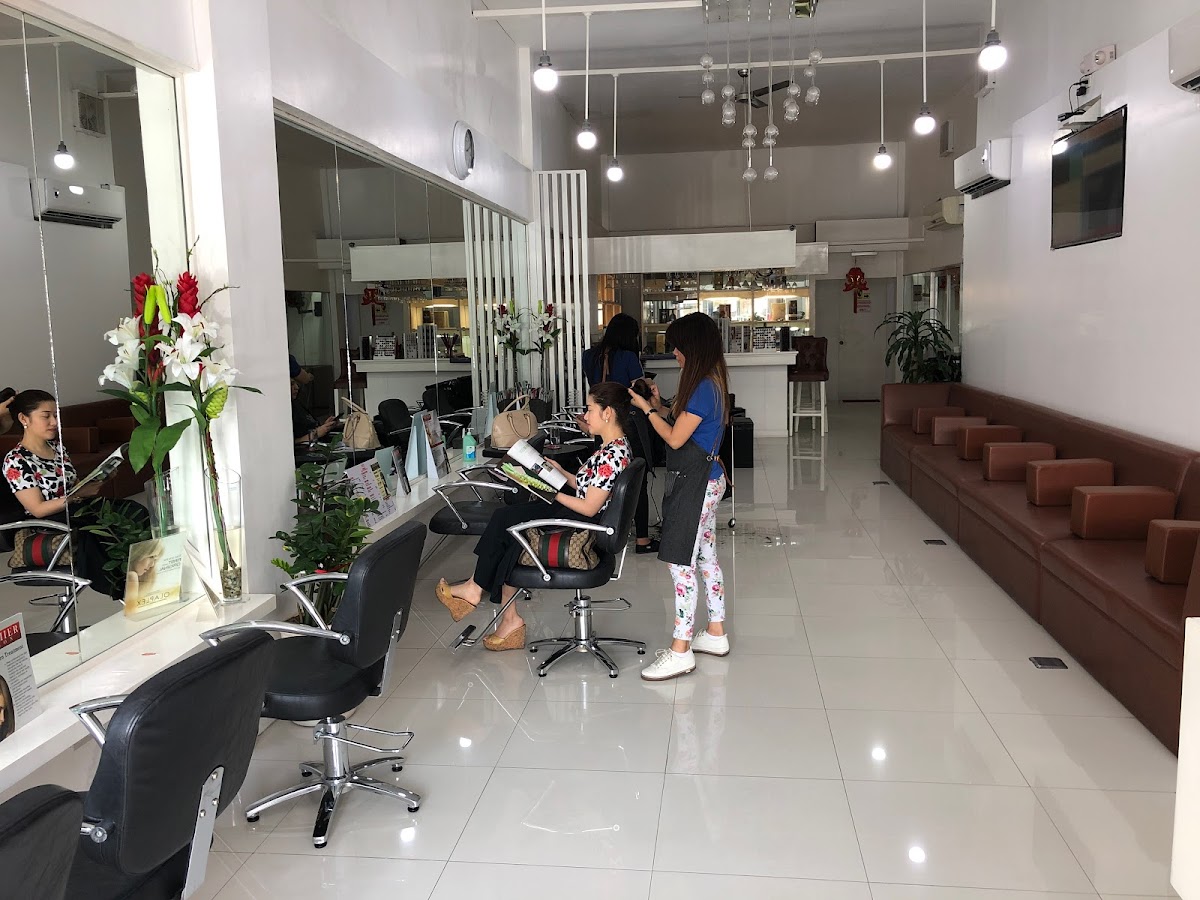 1127 Premier Salon