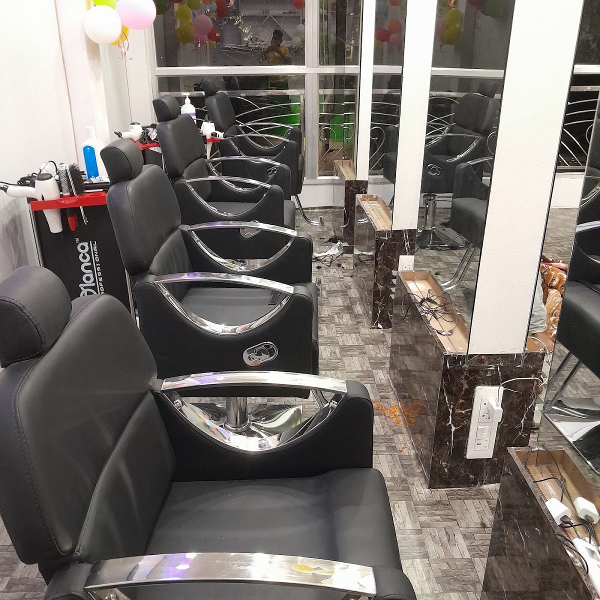 A2Z Unisex Salon