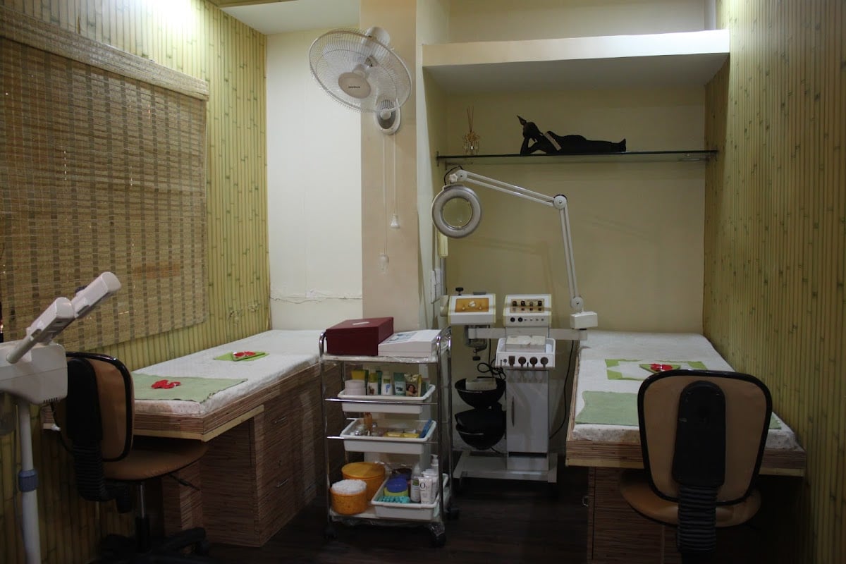 Delnaaz Salon Makeup & Academy