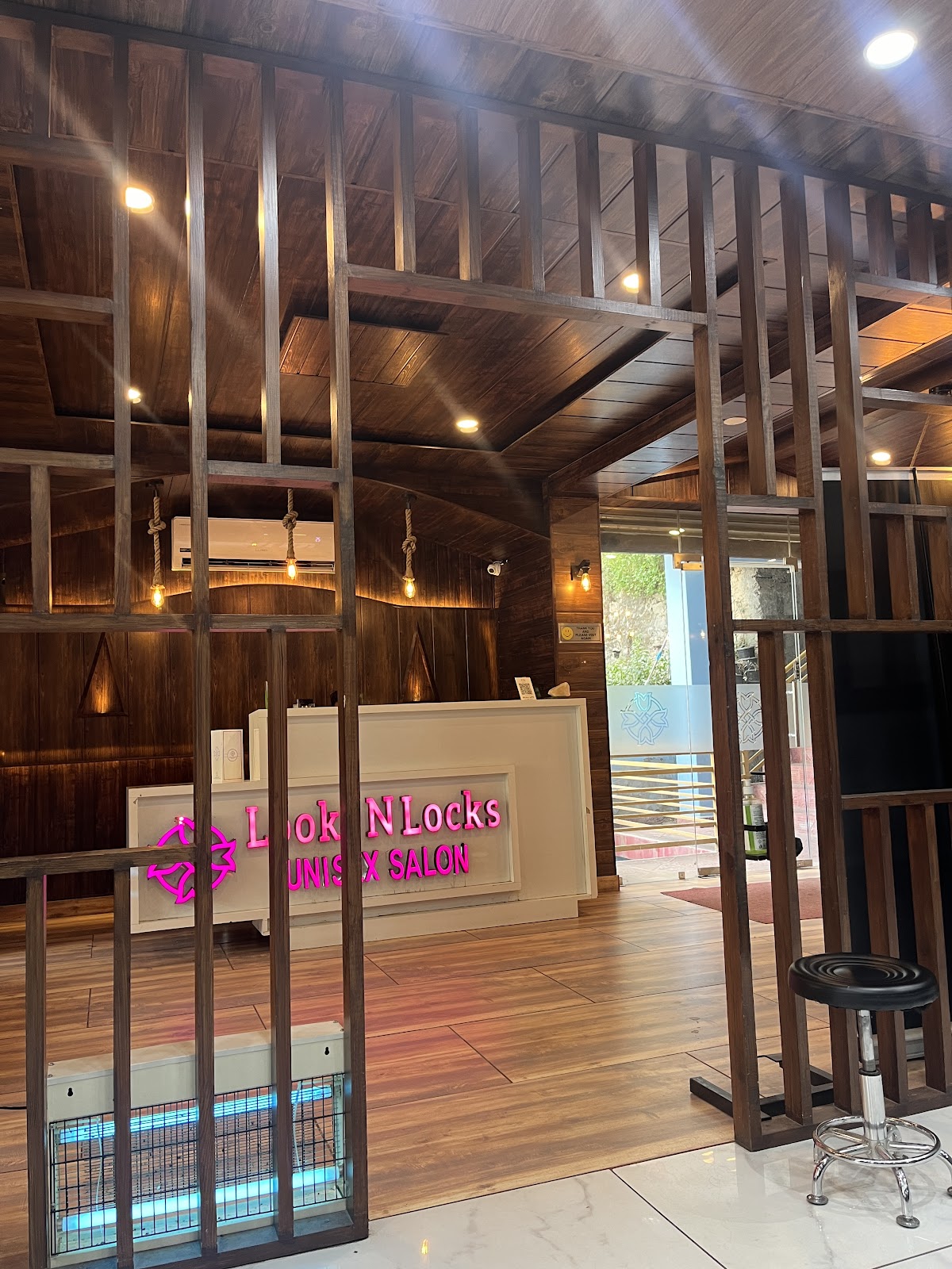 Looks N Locks - Unisex Salon