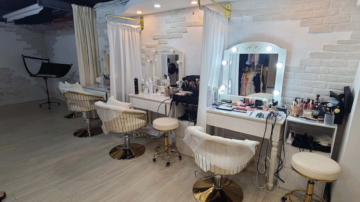 B.Z Mu Ri Cao Beauty Makeup