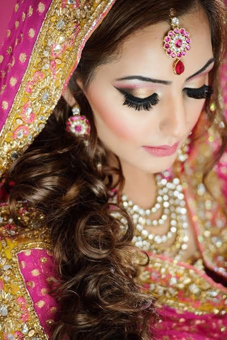 Dazzling Diva Ladies Hair Beauty and Makeup