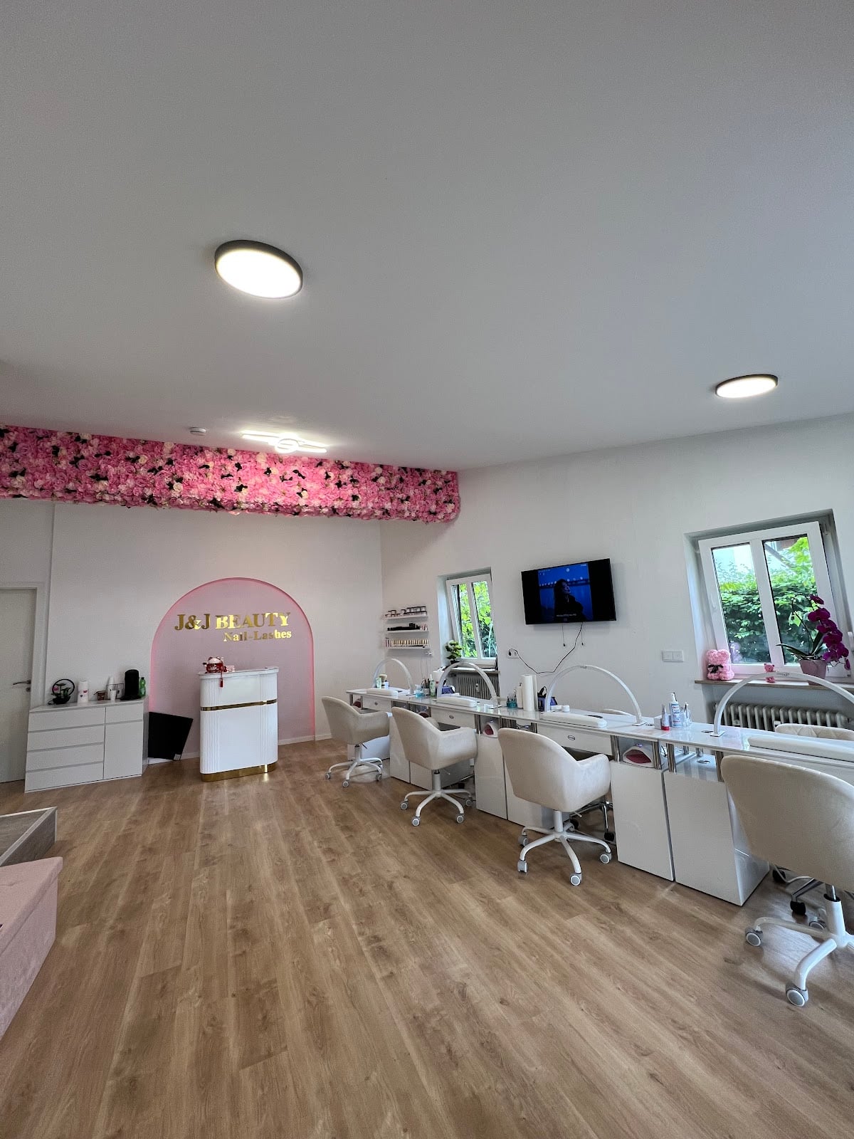 J&J Beauty Nails Lashes