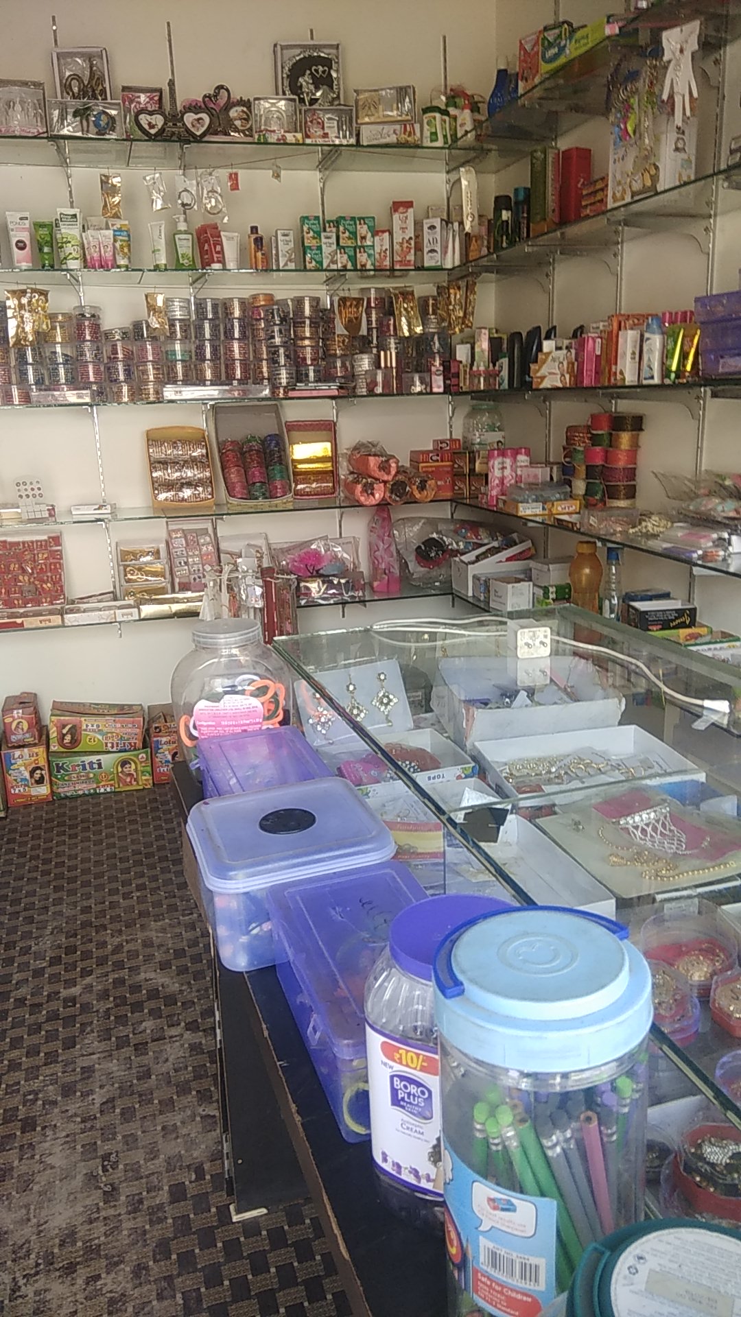 Mom cosmetic & singar Shop