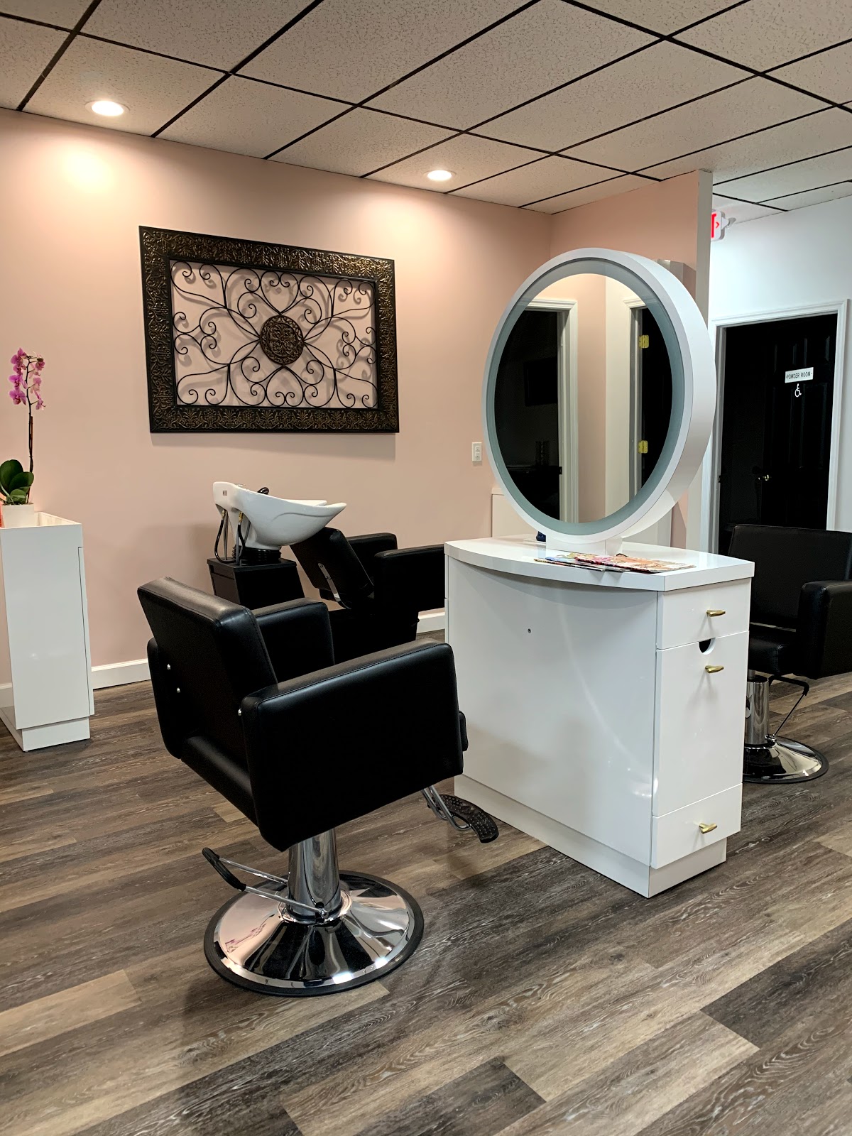 D Lux Beauty Lounge Inc.