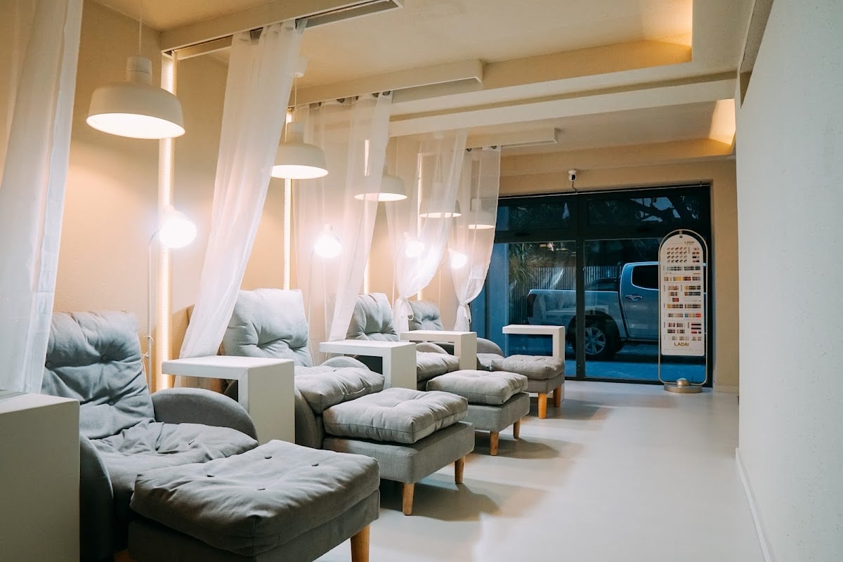 Aura - Premium Aesthetic Lounge