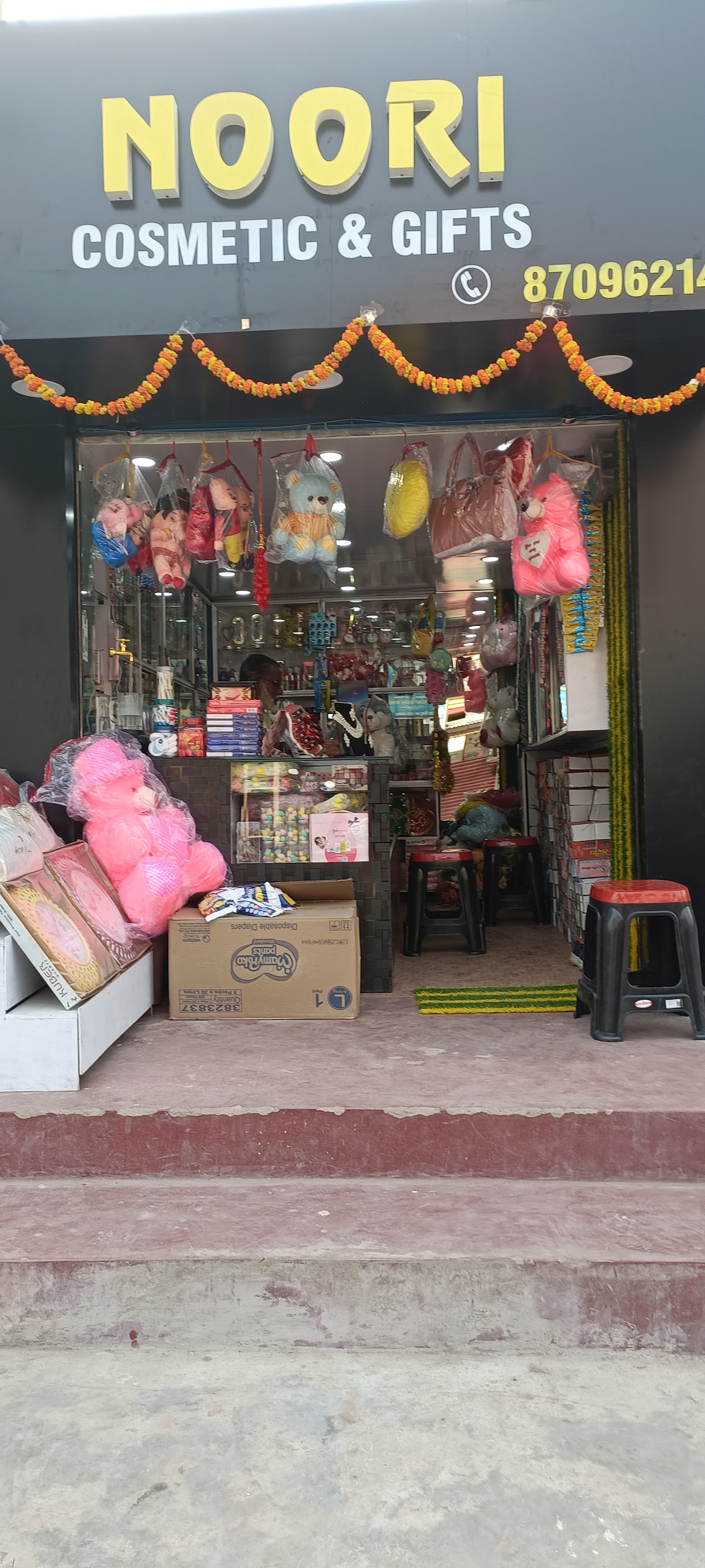 Noori Cosmetics and Gifts