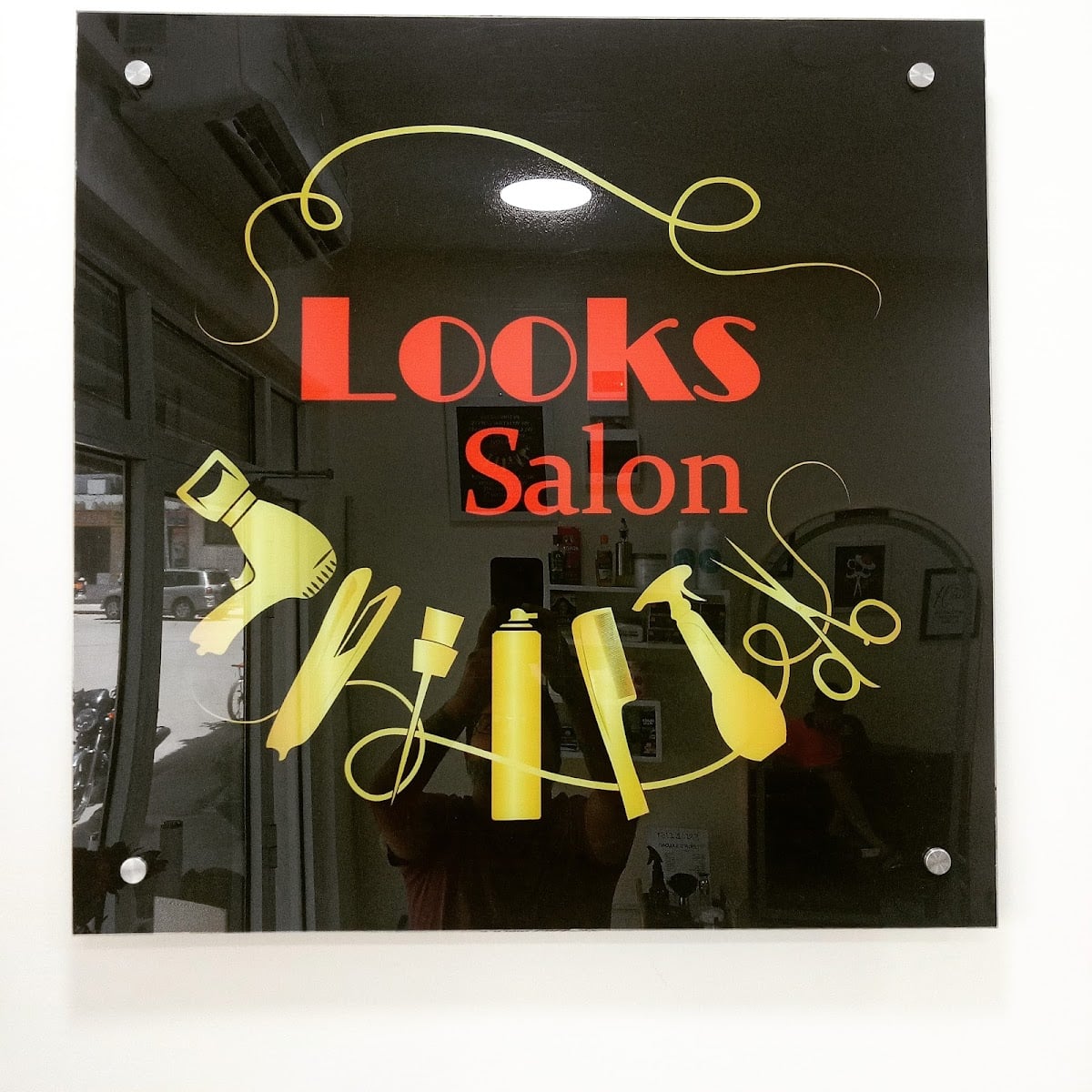Looks Salon & Thai Massage Center Mwanza
