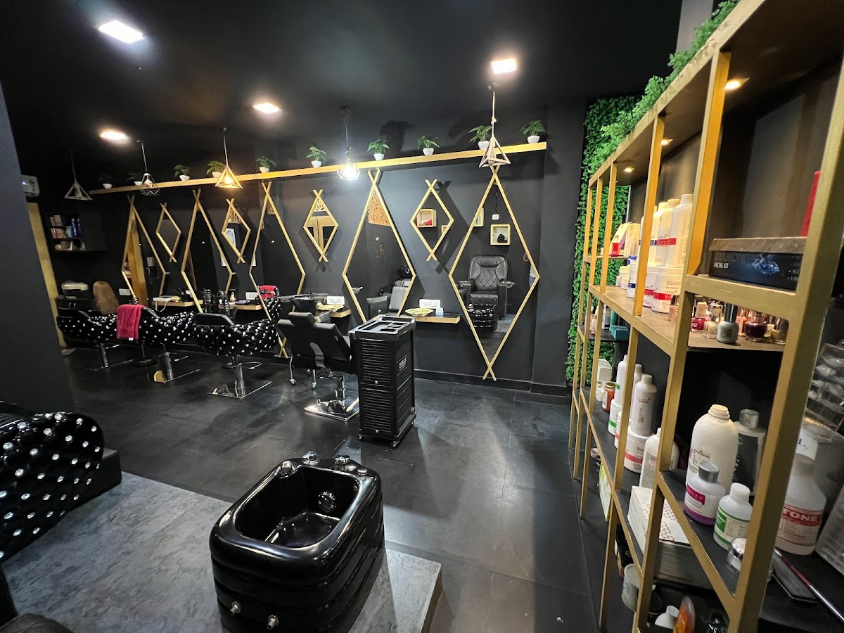 STACHIS BEAUTY & FASHION HUB
