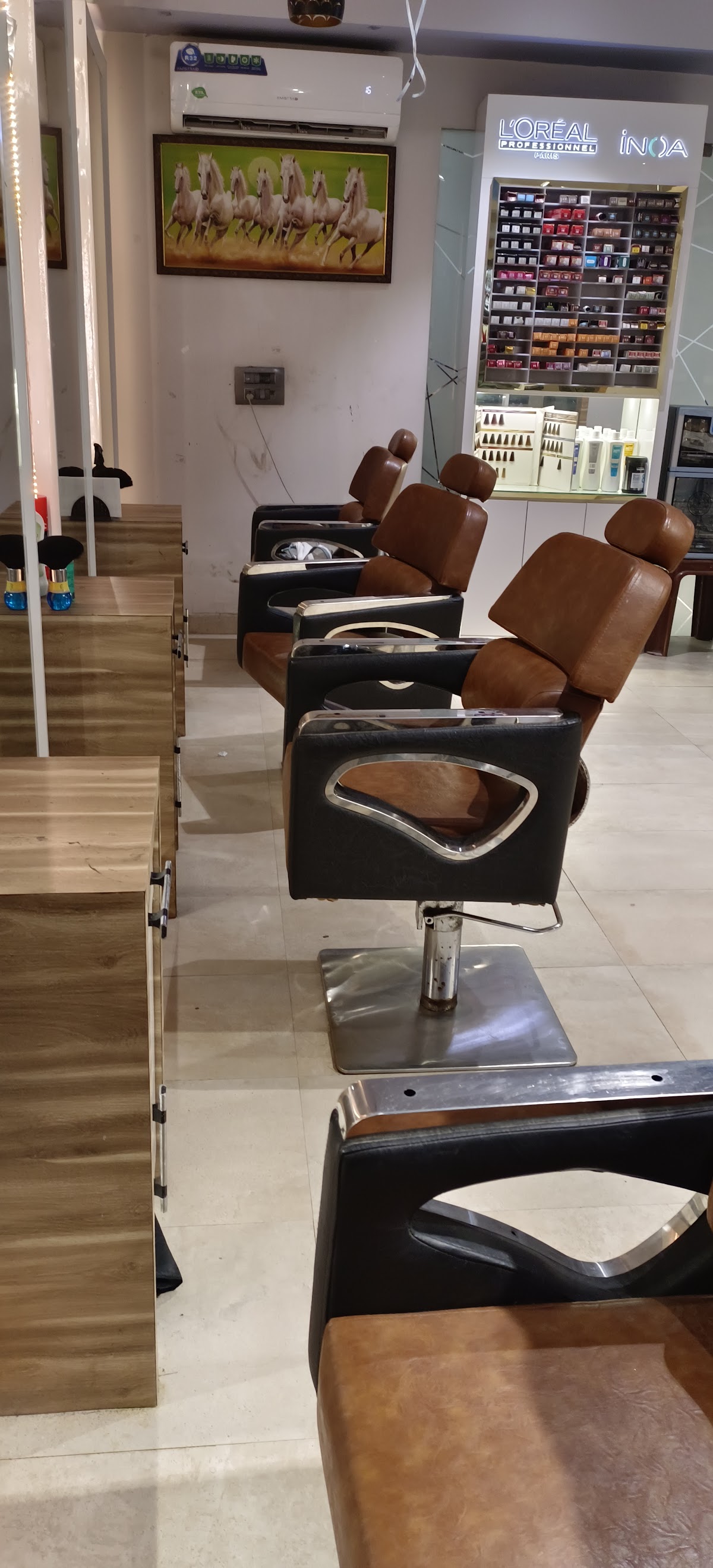 The Royal Beauty Unisex Salon