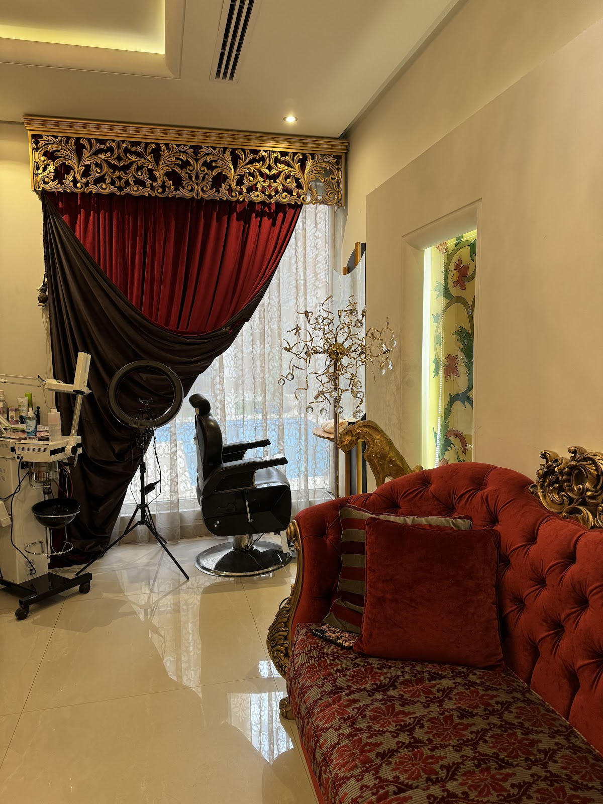 Laura Salon for Women's Decoration and Photography