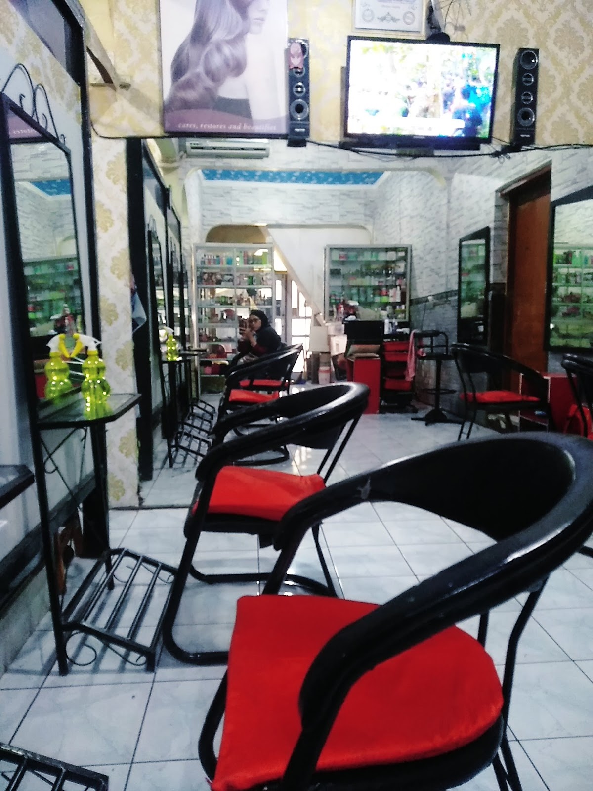 Maya Salon