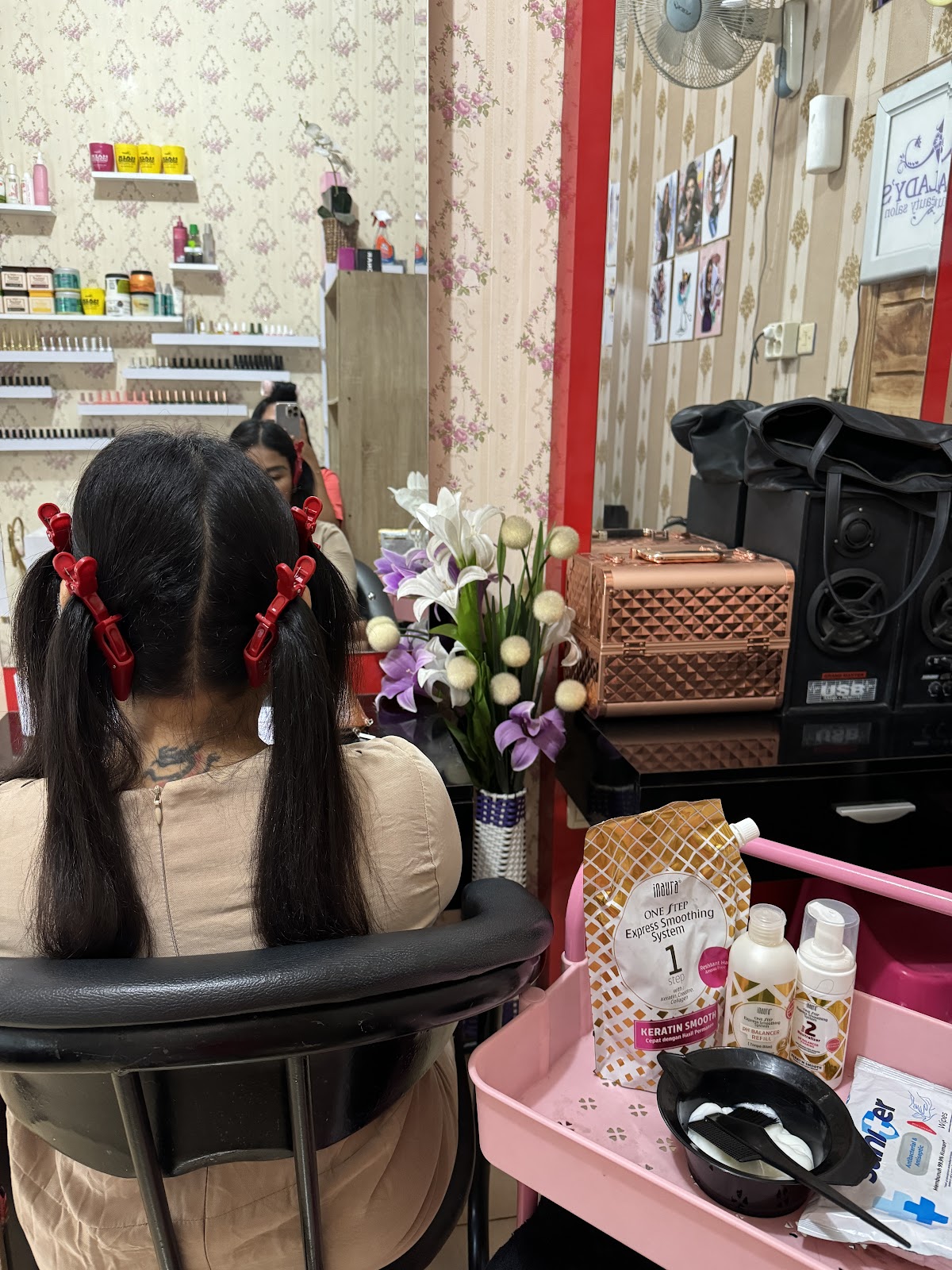 Julia Salon