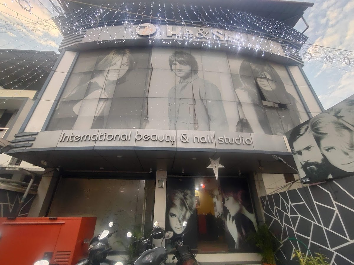 He & She International Beauty & Hair Studio