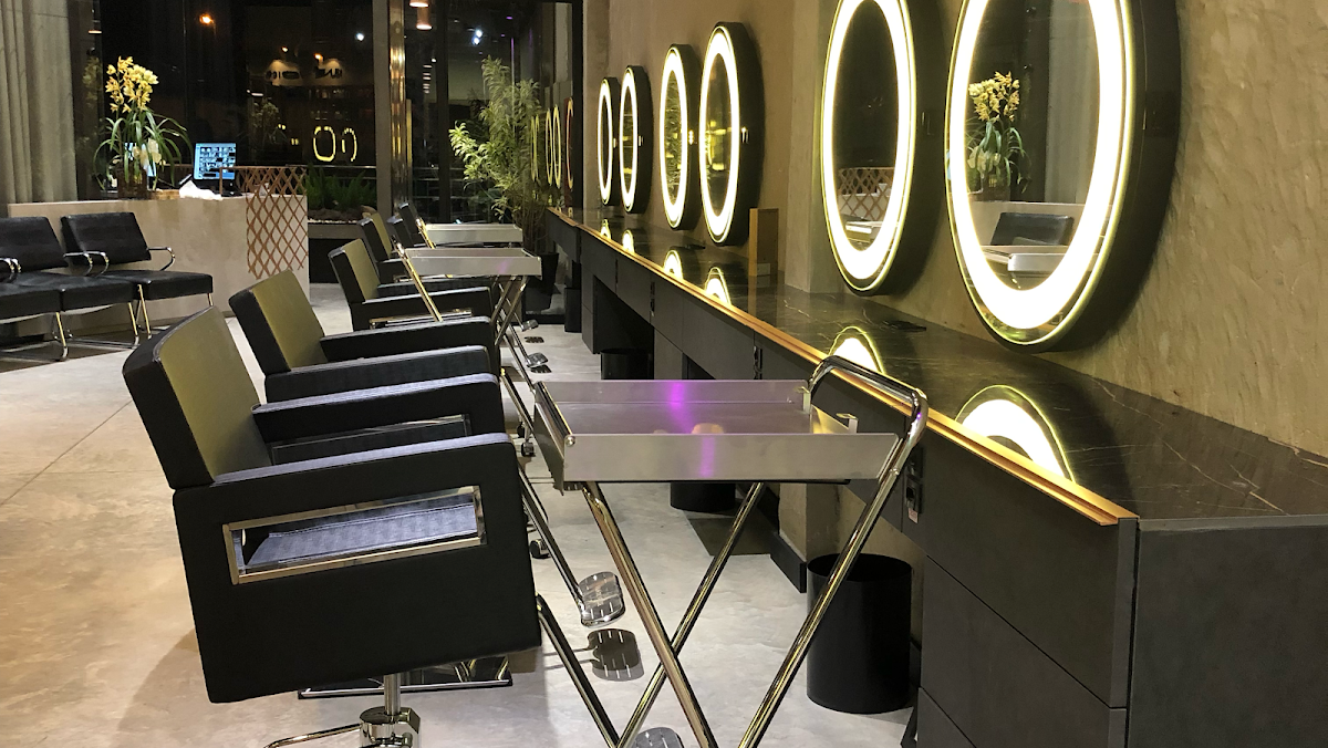 Leila Lopez Salon