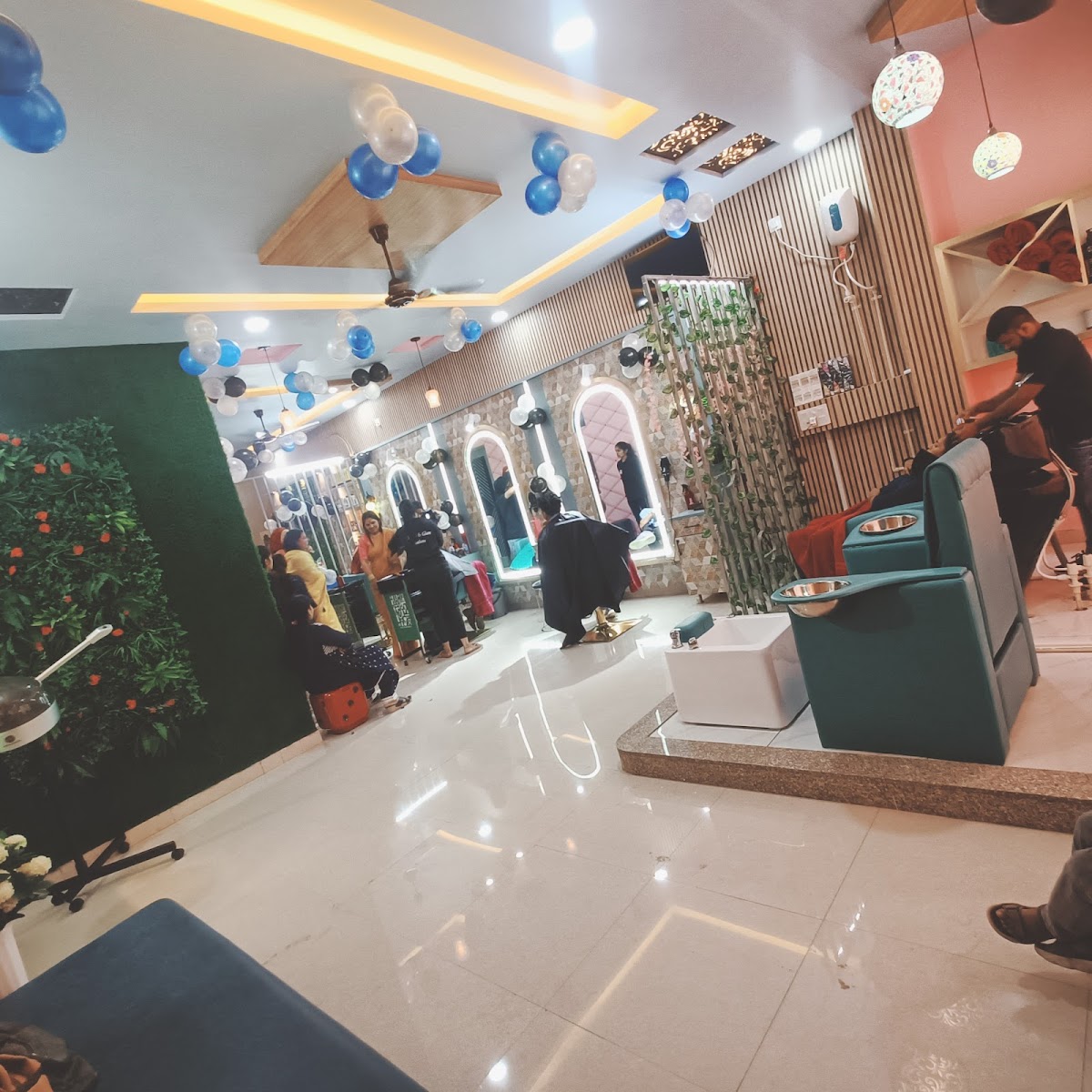 Smart & Glam Unisex Salon