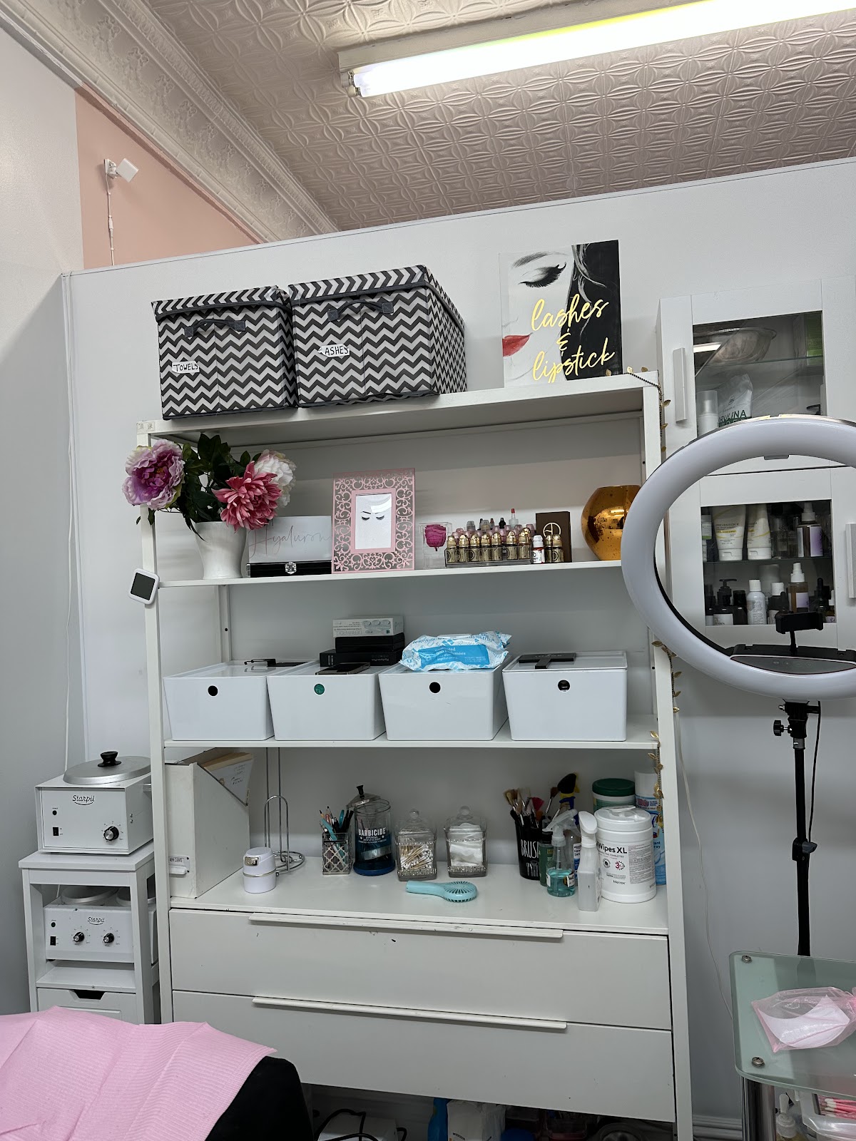 Brows & Beauty Esthetics Lounge
