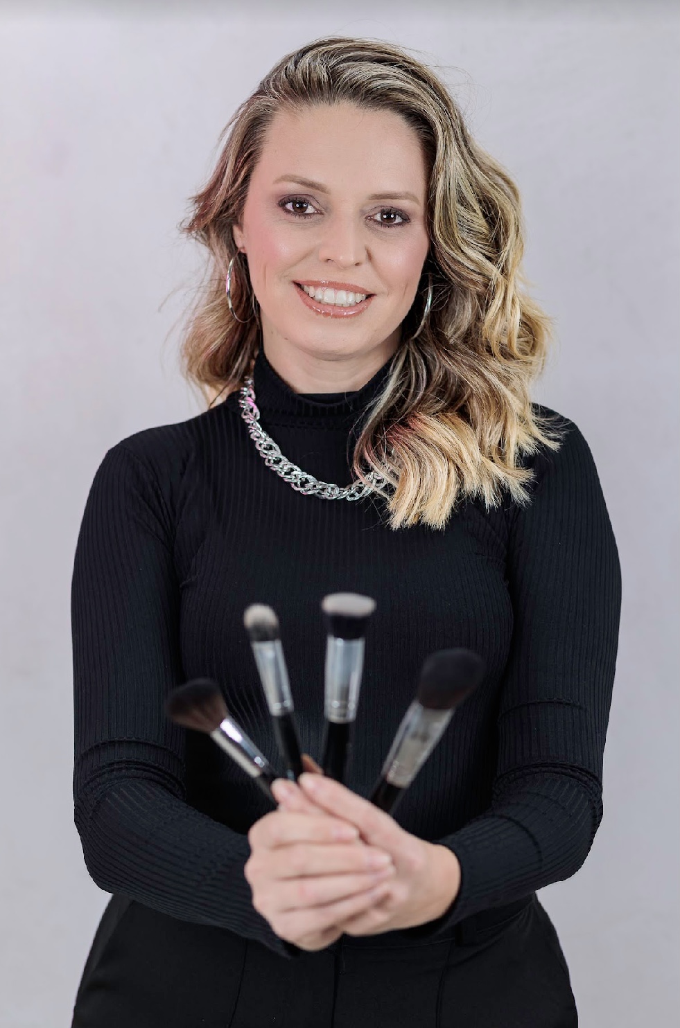 Vanessa Esmeris Maquiadora, Penteadista e Cabeleireira