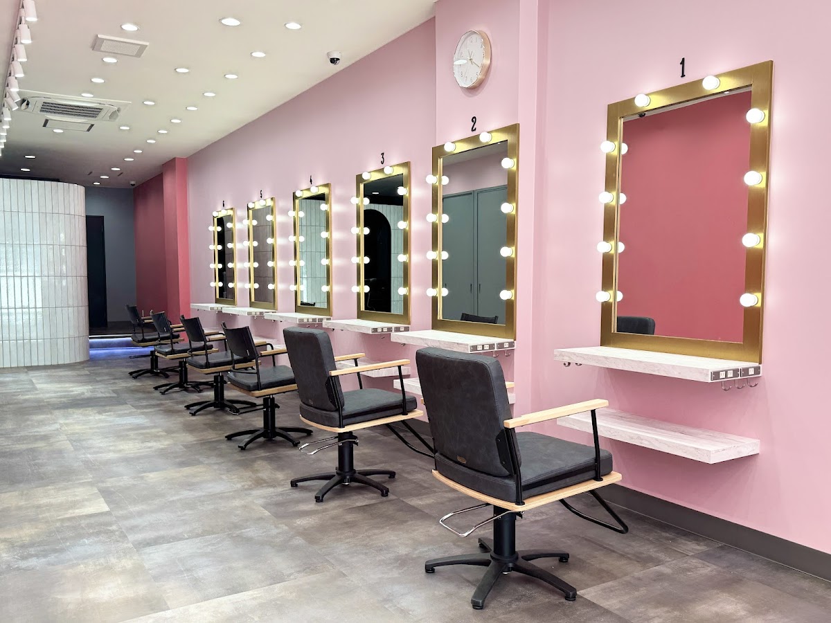 & Arujansumitoten - Total Beauty Salon -