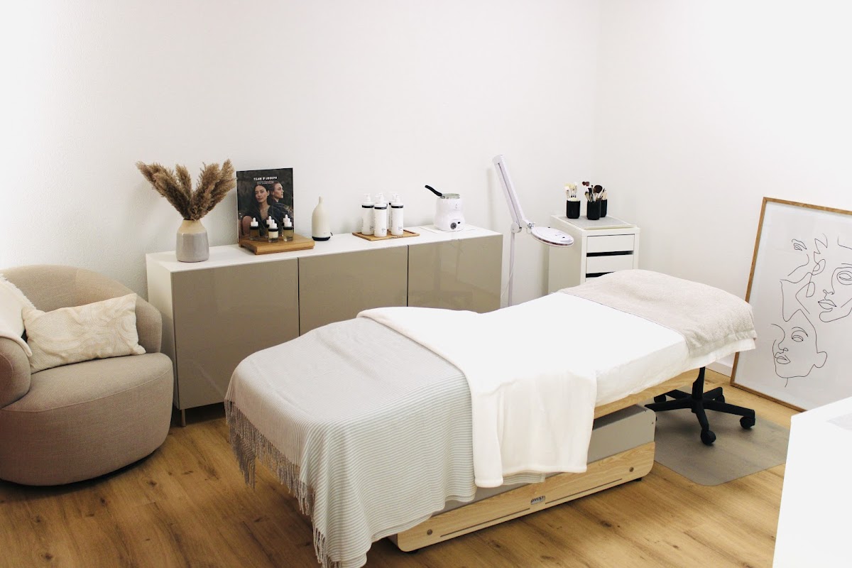 MAEVA Hair & Skin