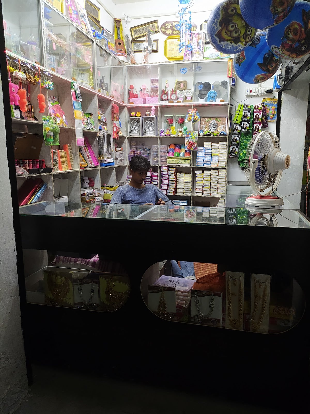 A To Z Cosmetic And Gift Corner
