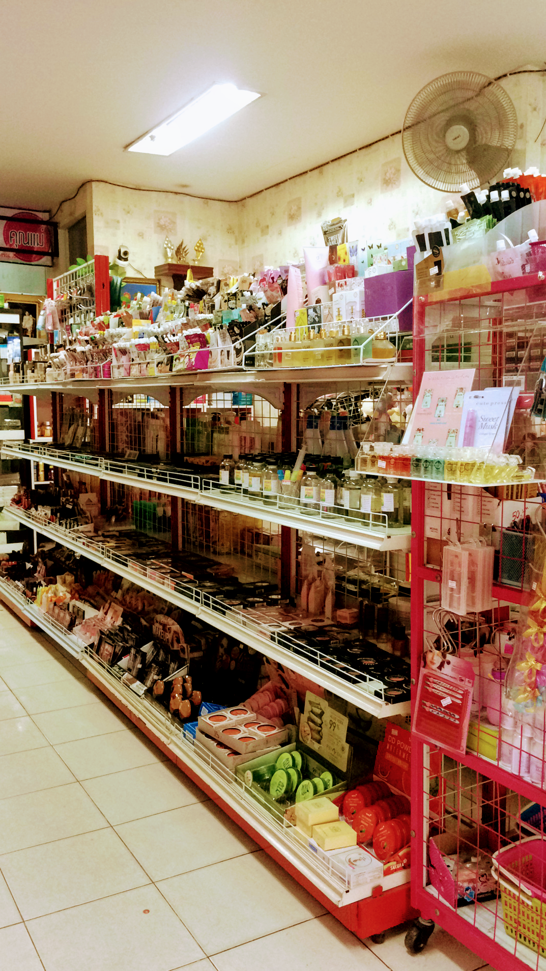 Krueang Sam Ang (Beauty Shop by Khun Mae) Na Achiwa Khon Kaen
