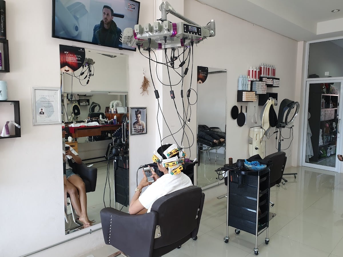 MAX HAIR PRO & MAKEUP DESIGN
