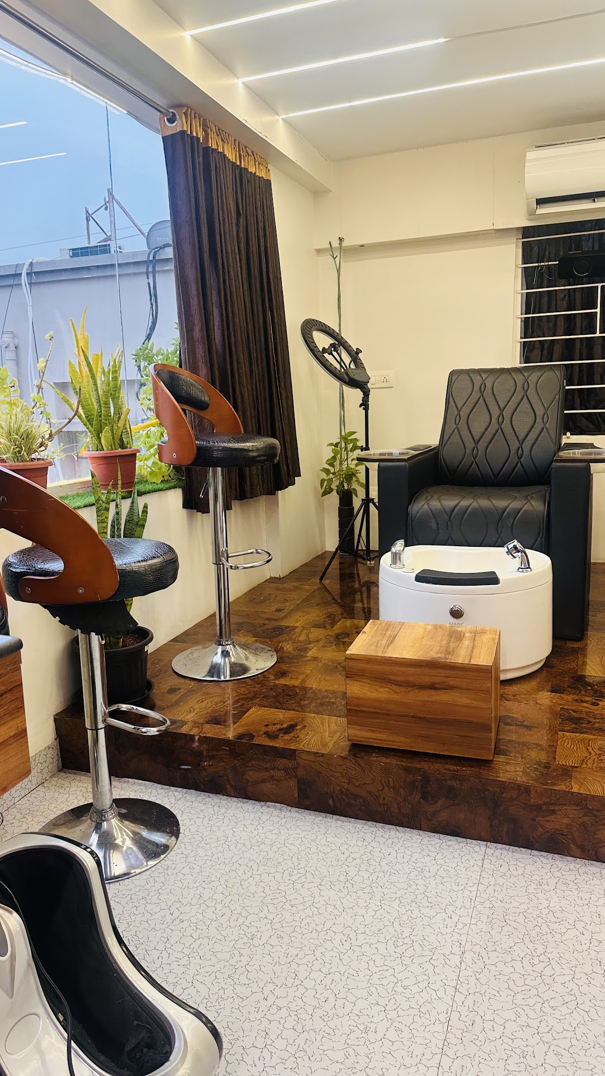 LOOK ME Unisex Beauty Salon