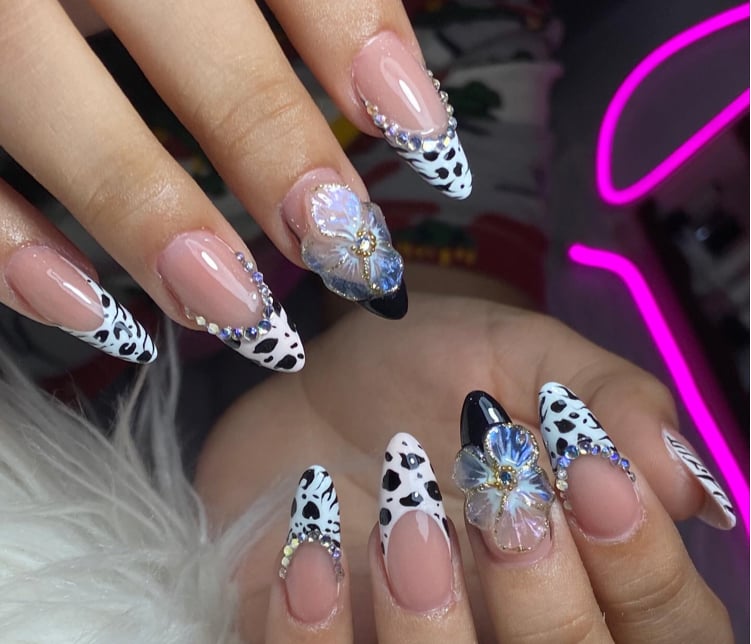 DIVINAS NAILS BEAUTY STUDIO