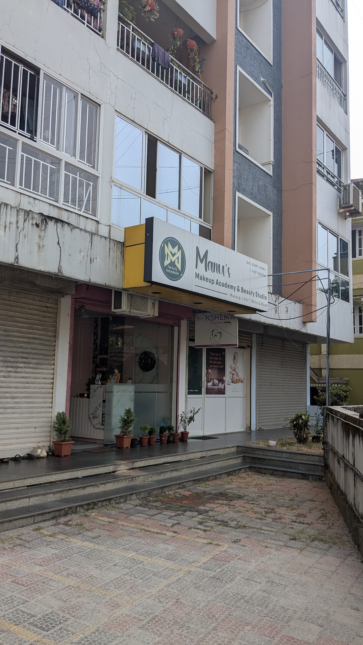 MANU’S MAKEUP ACADEMY & BEAUTY STUDIO
