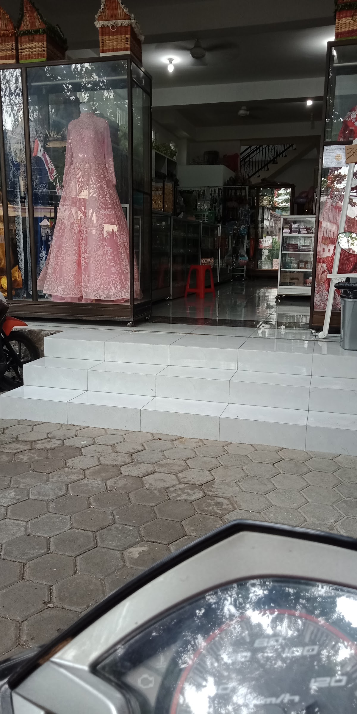 Toko & Salon Rias Pengantin Larasati