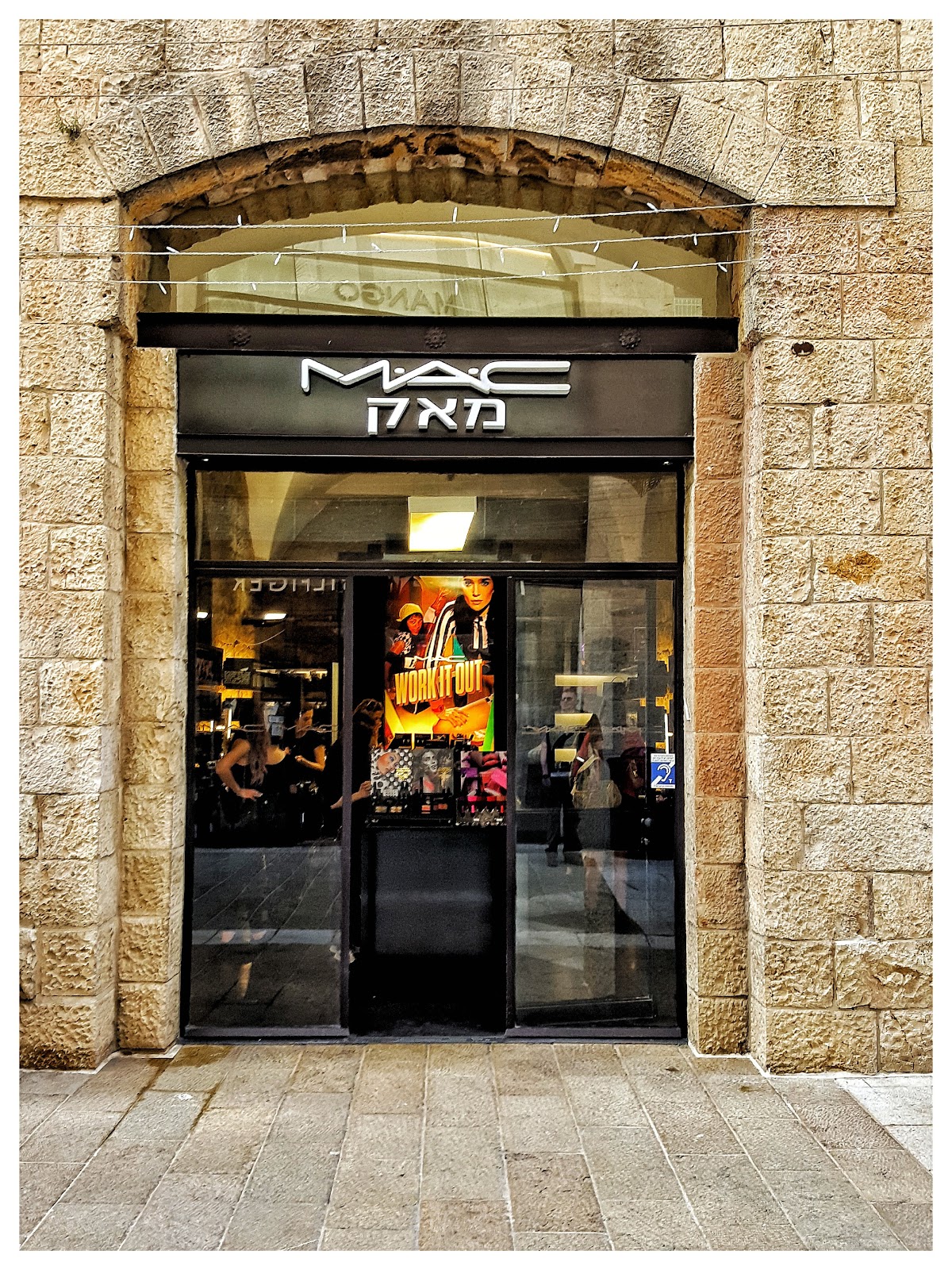MAC Cosmetics Mamilla